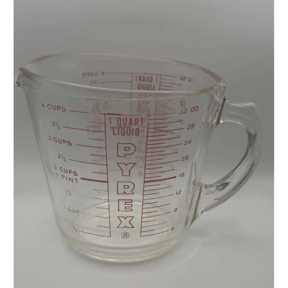 Vintage PYREX #532 1 Quart Measuring Cup Red Lettering Photographic Use D Handle
